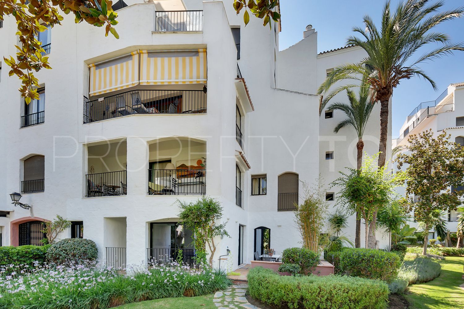 Se vende apartamento planta baja de 3 dormitorios en Marbella - Puerto Banus