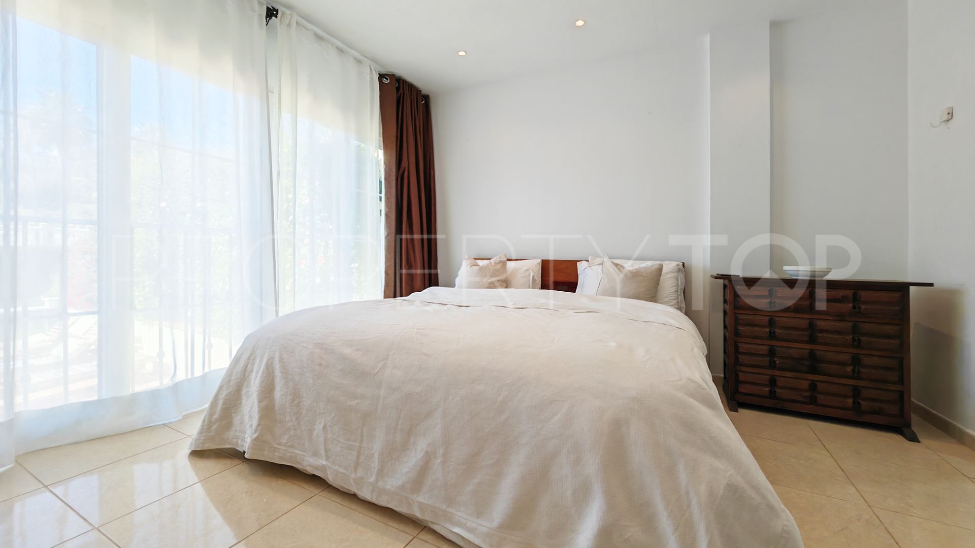 Se vende villa con 4 dormitorios en Riviera del Sol