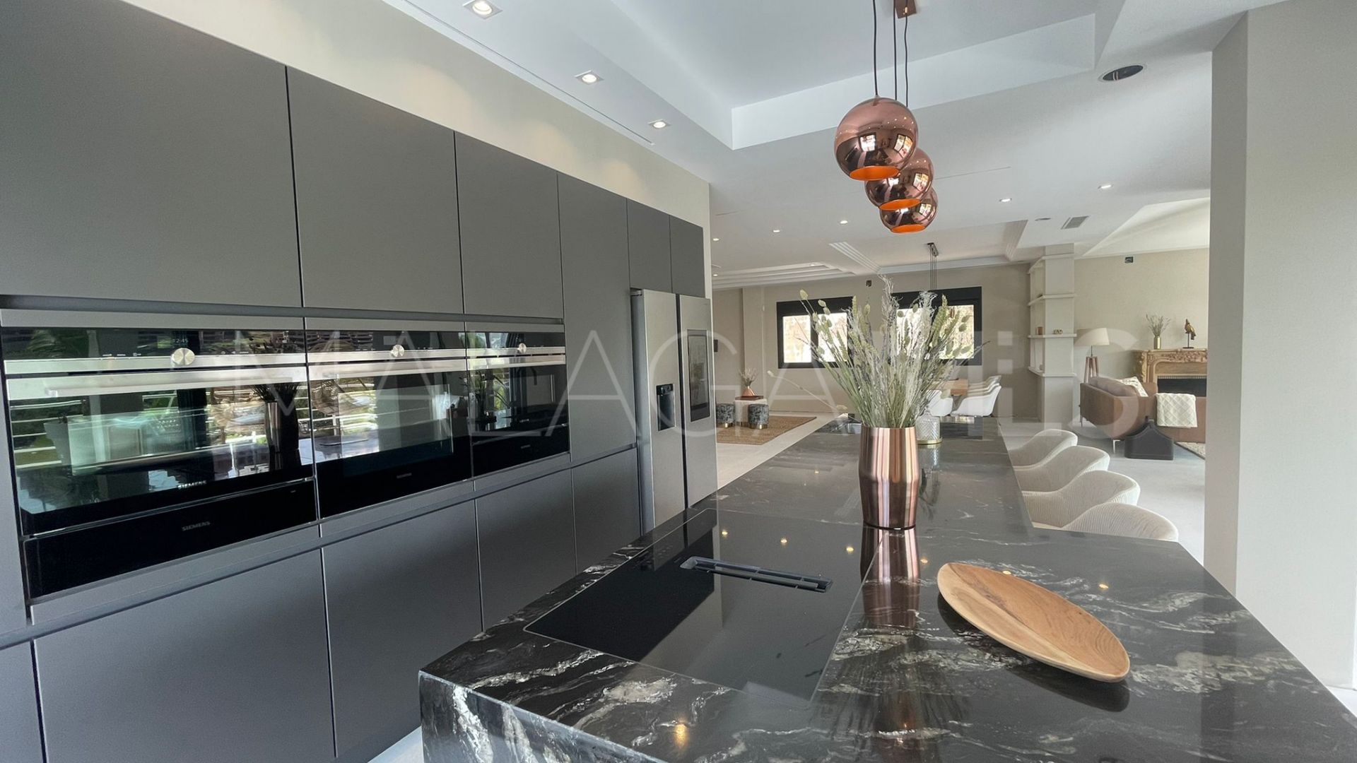 Villa for sale in Elviria