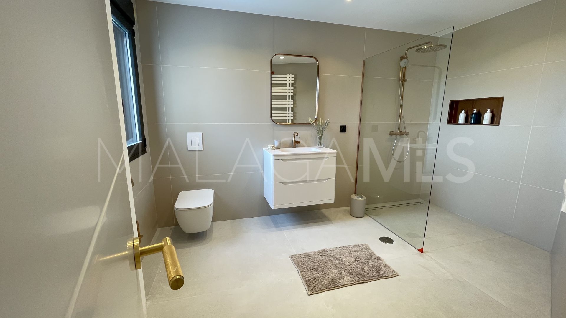 Villa for sale in Elviria