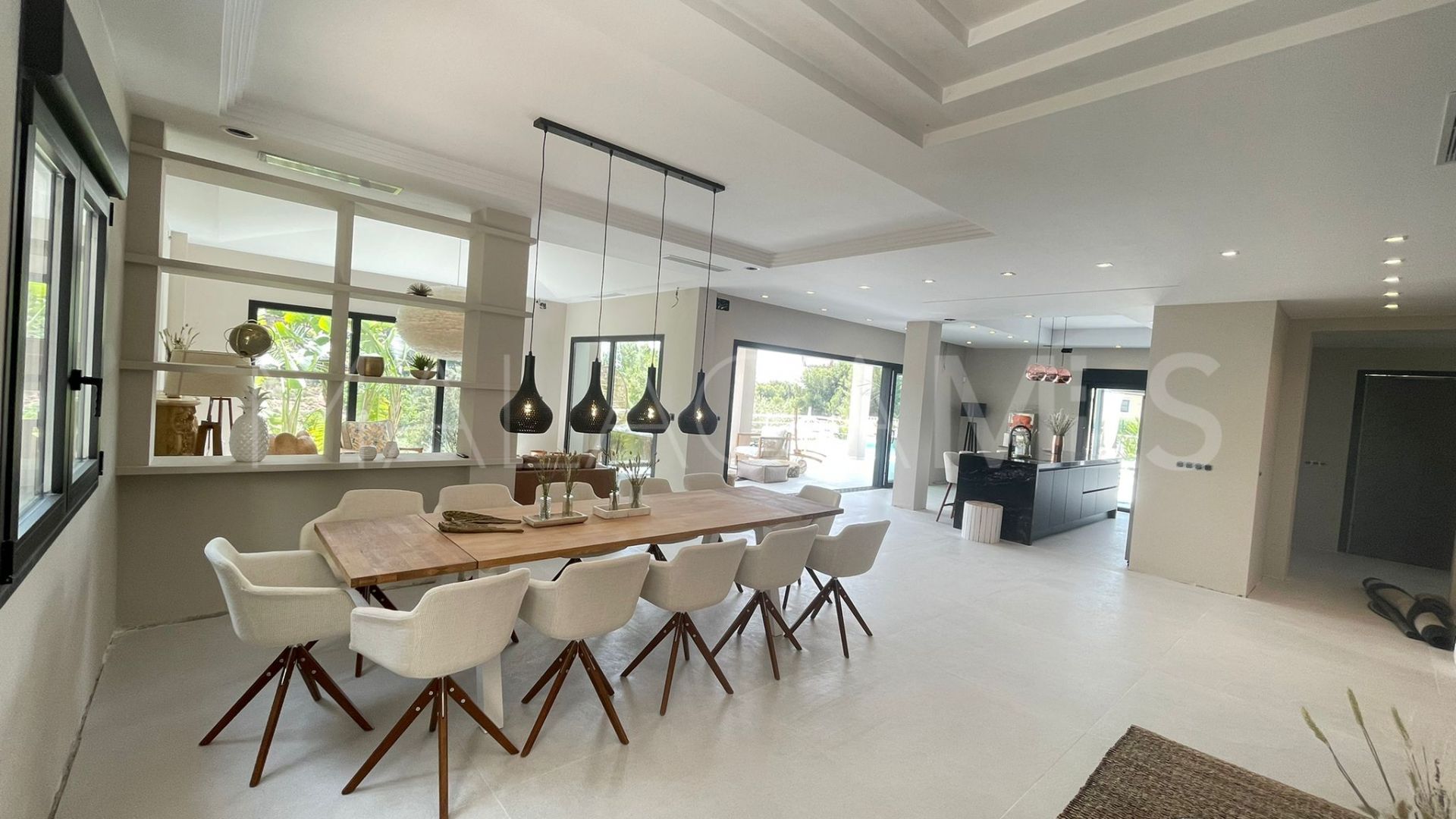Villa for sale in Elviria