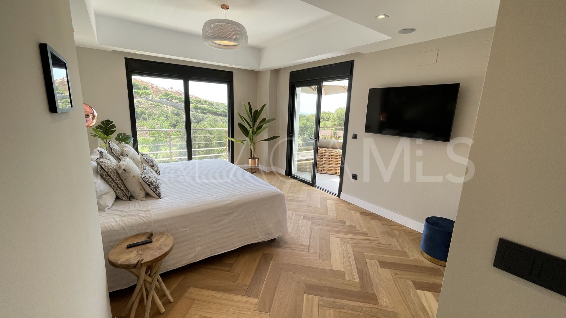 Villa for sale in Elviria