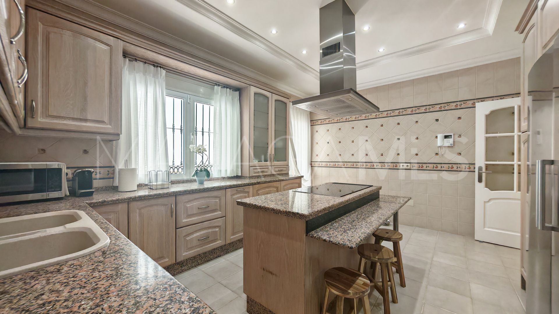 4 bedrooms villa for sale in Elviria