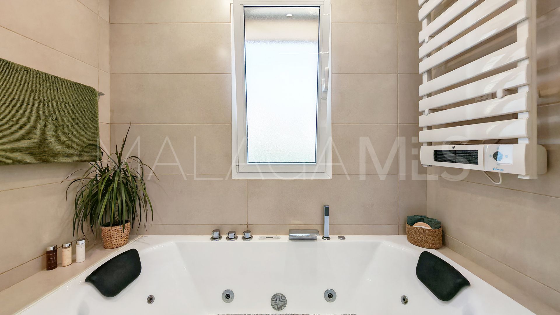 Villa for sale in Calahonda