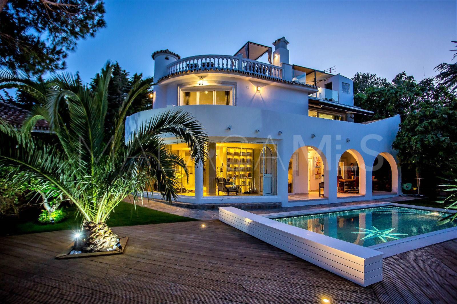 For sale villa with 4 bedrooms in Sitio de Calahonda