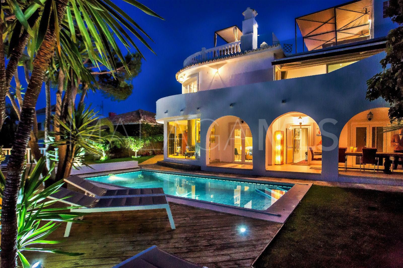 For sale villa with 4 bedrooms in Sitio de Calahonda