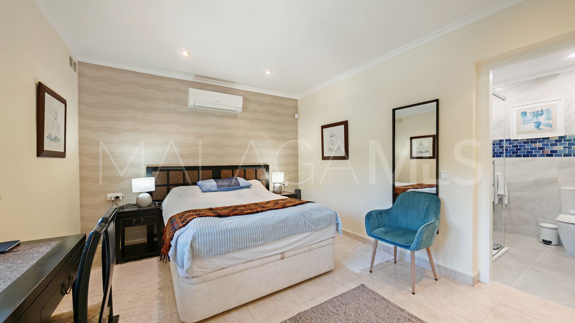 Villa for sale in Elviria