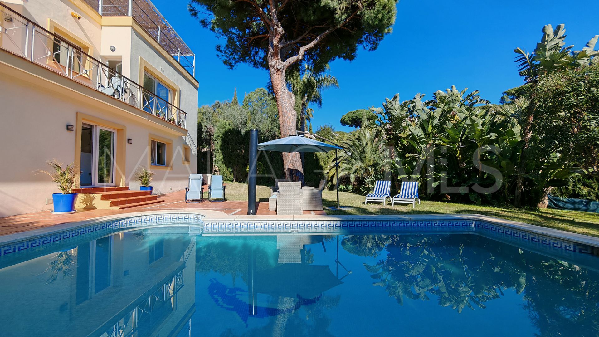 Villa for sale in Elviria