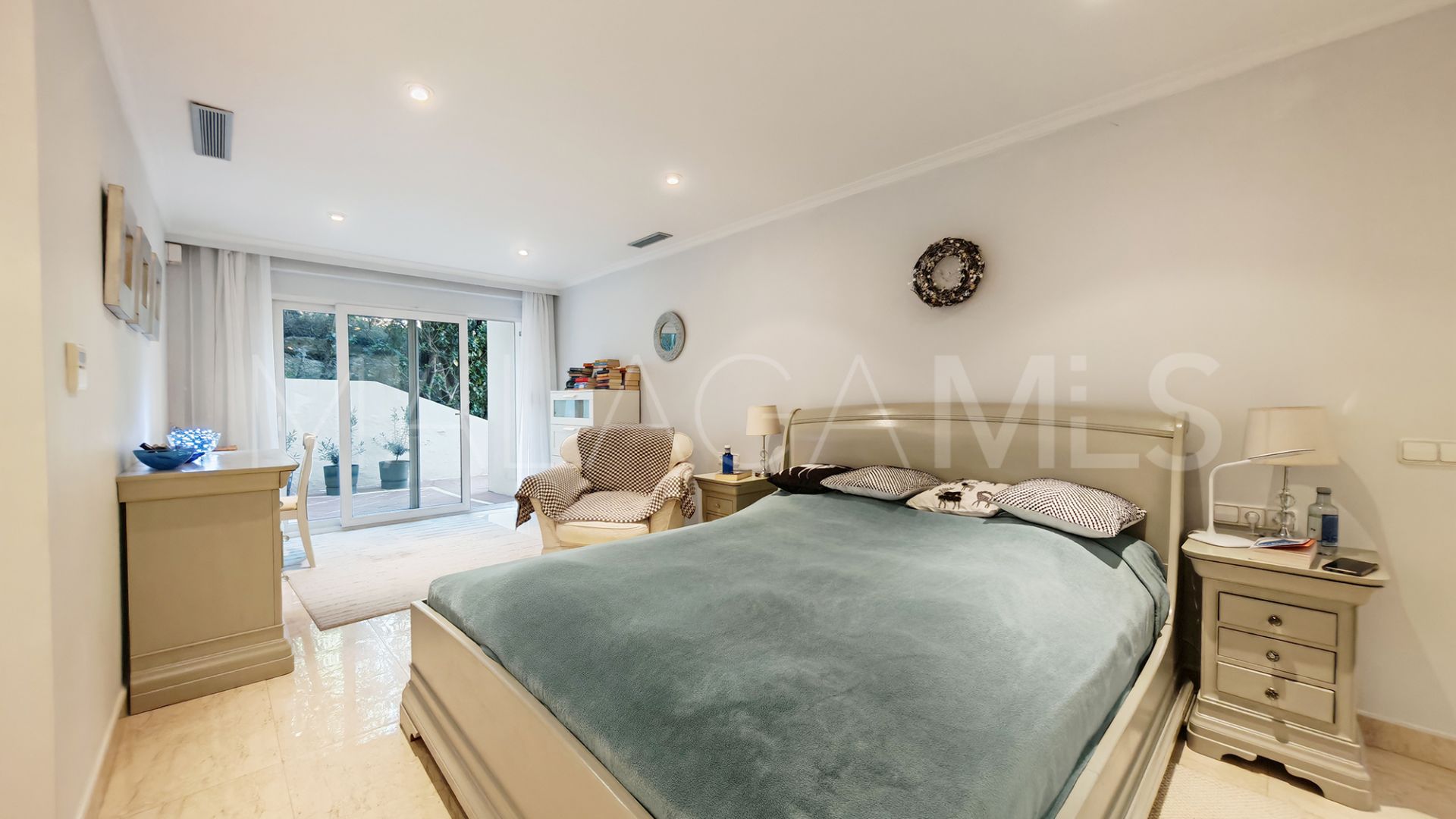 Villa for sale in Elviria