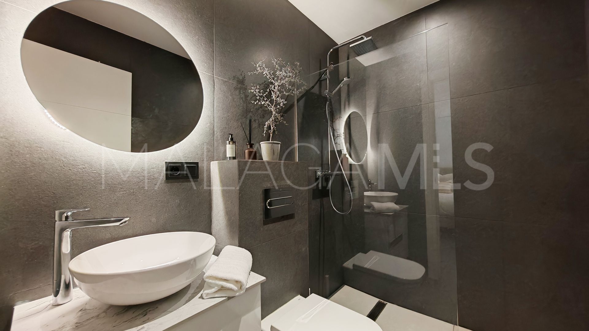 Villa for sale in Estepona with 5 bedrooms