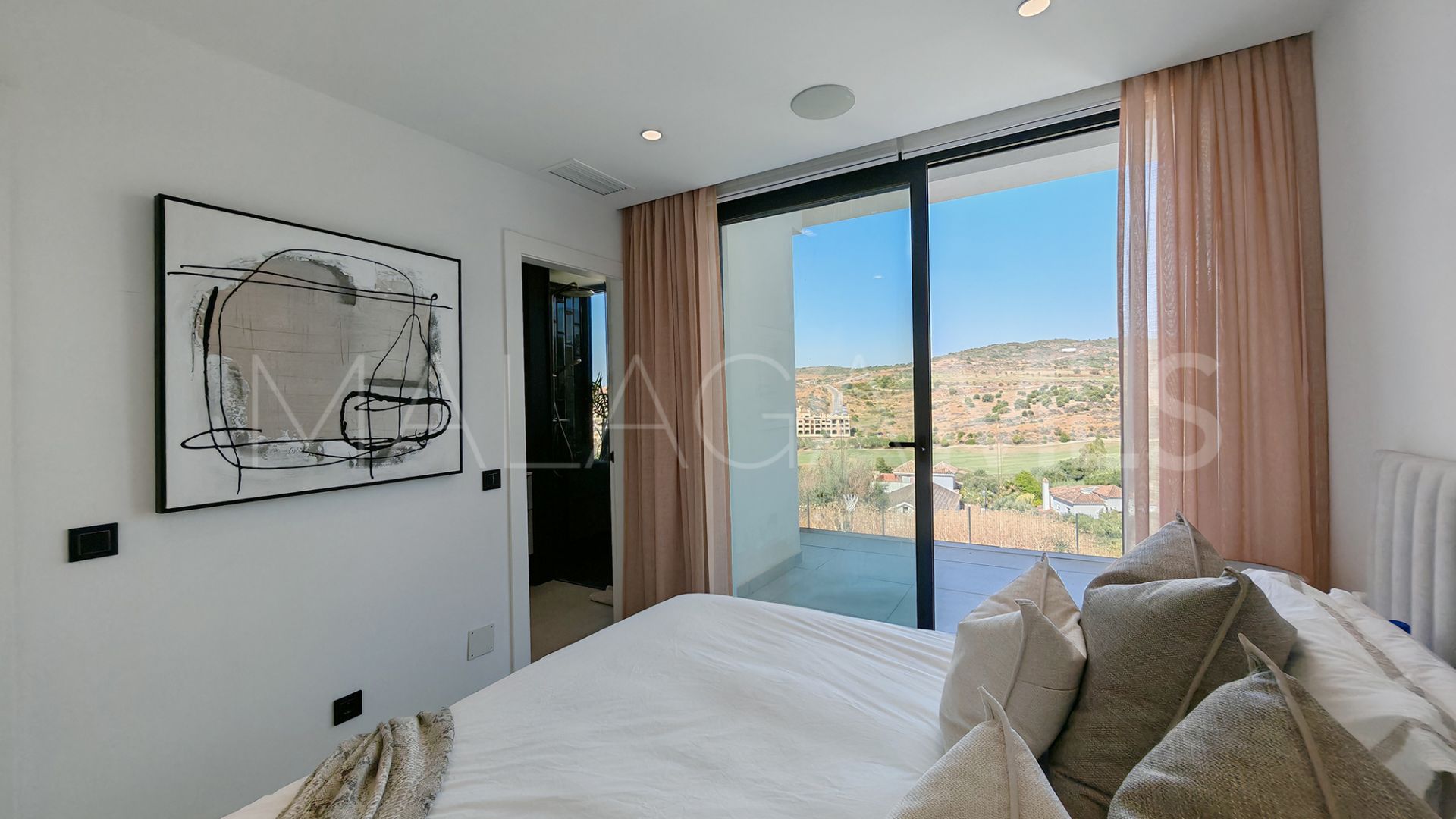 Villa for sale in Estepona with 5 bedrooms
