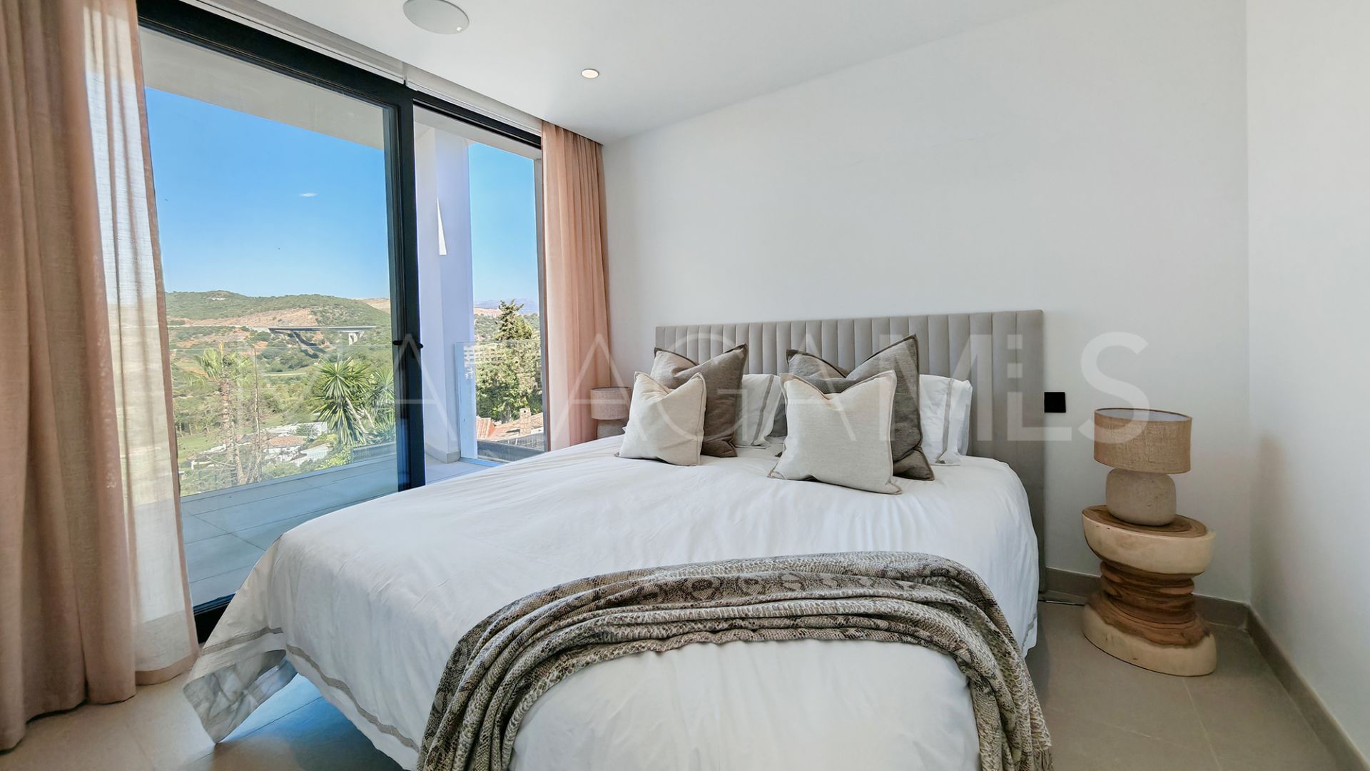 Villa for sale in Estepona with 5 bedrooms