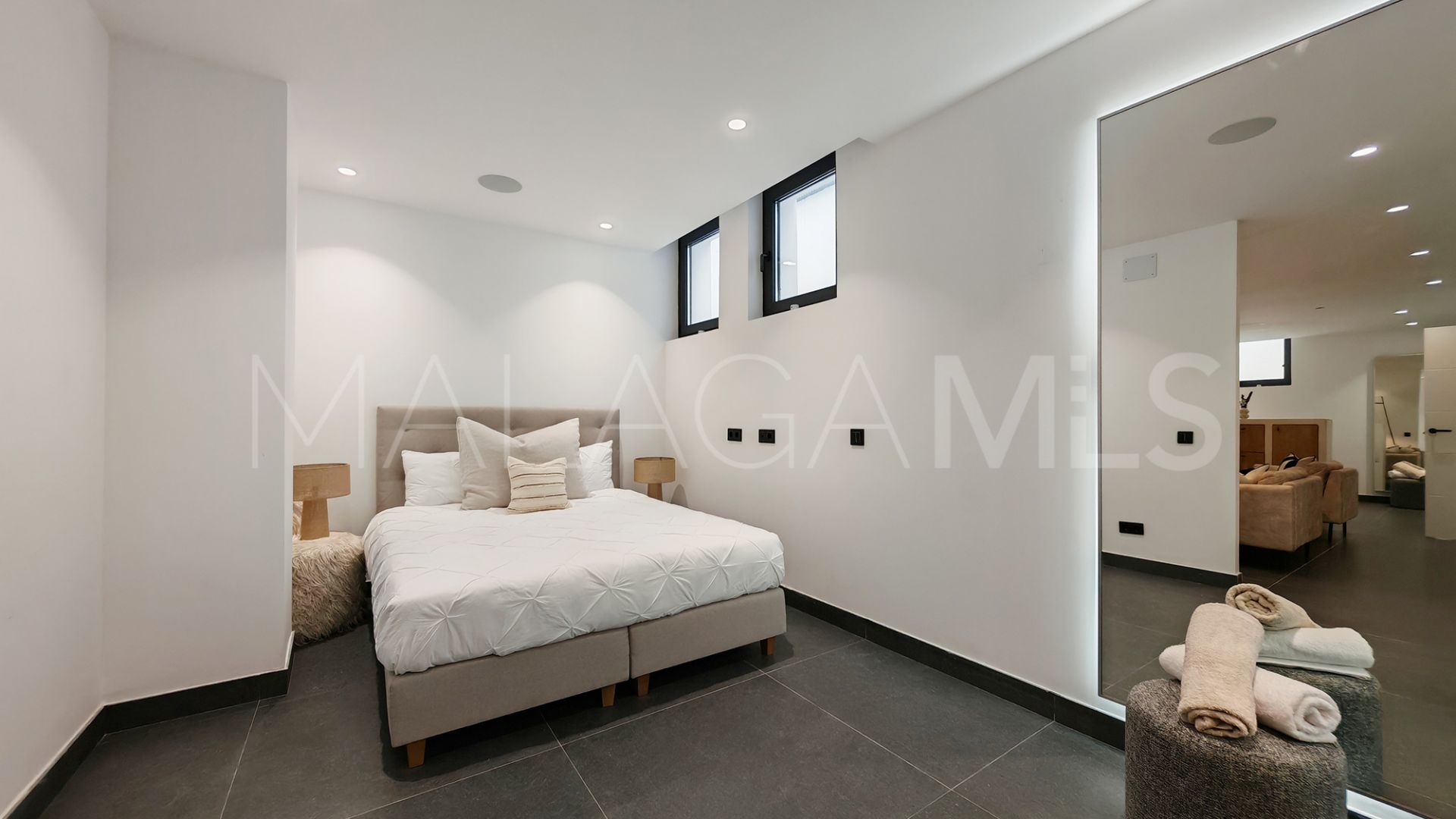 Villa for sale in Estepona with 5 bedrooms
