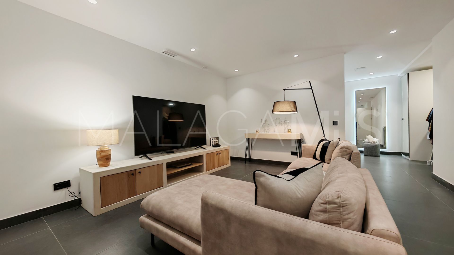 Villa for sale in Estepona with 5 bedrooms