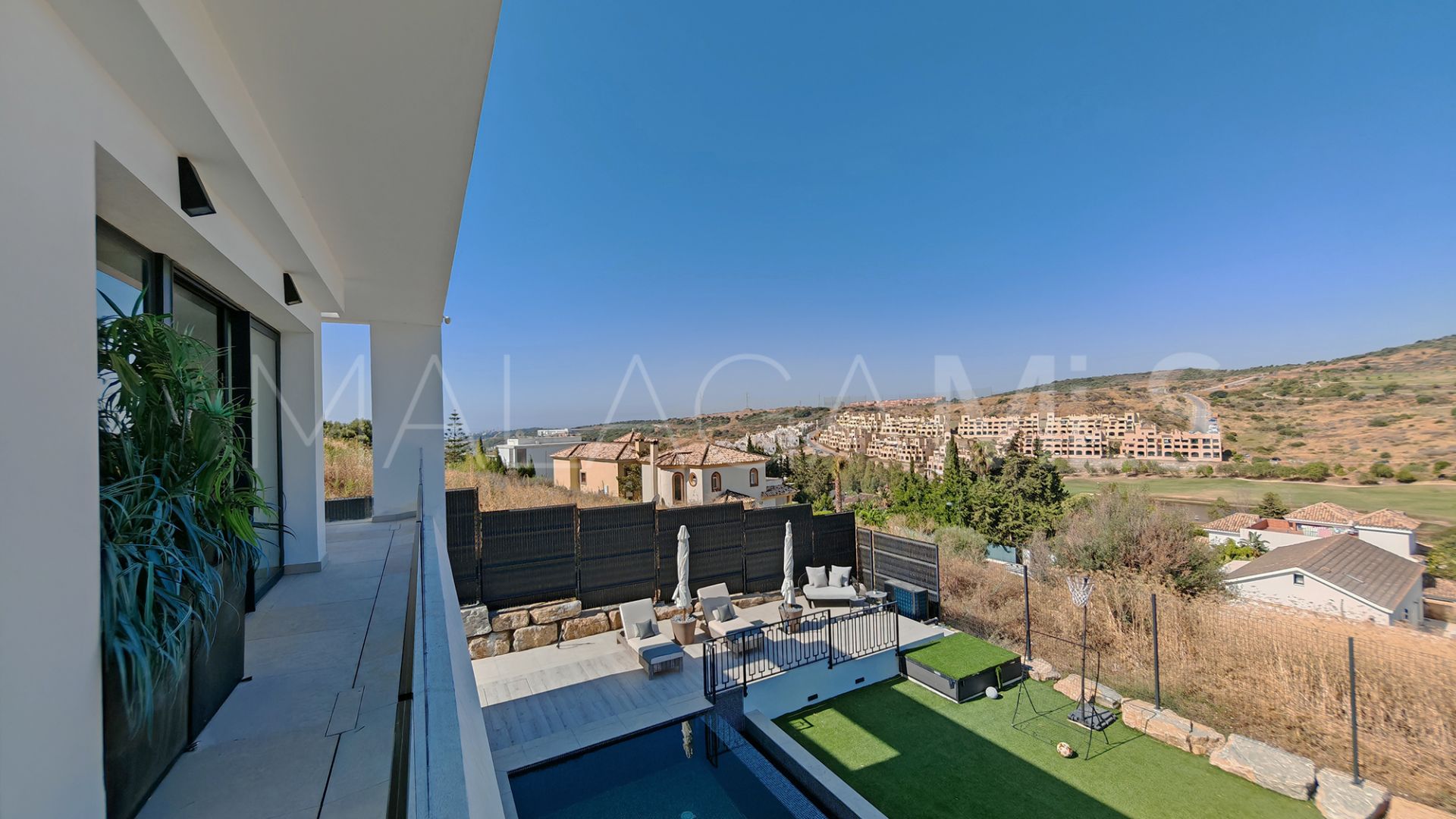 Villa for sale in Estepona with 5 bedrooms