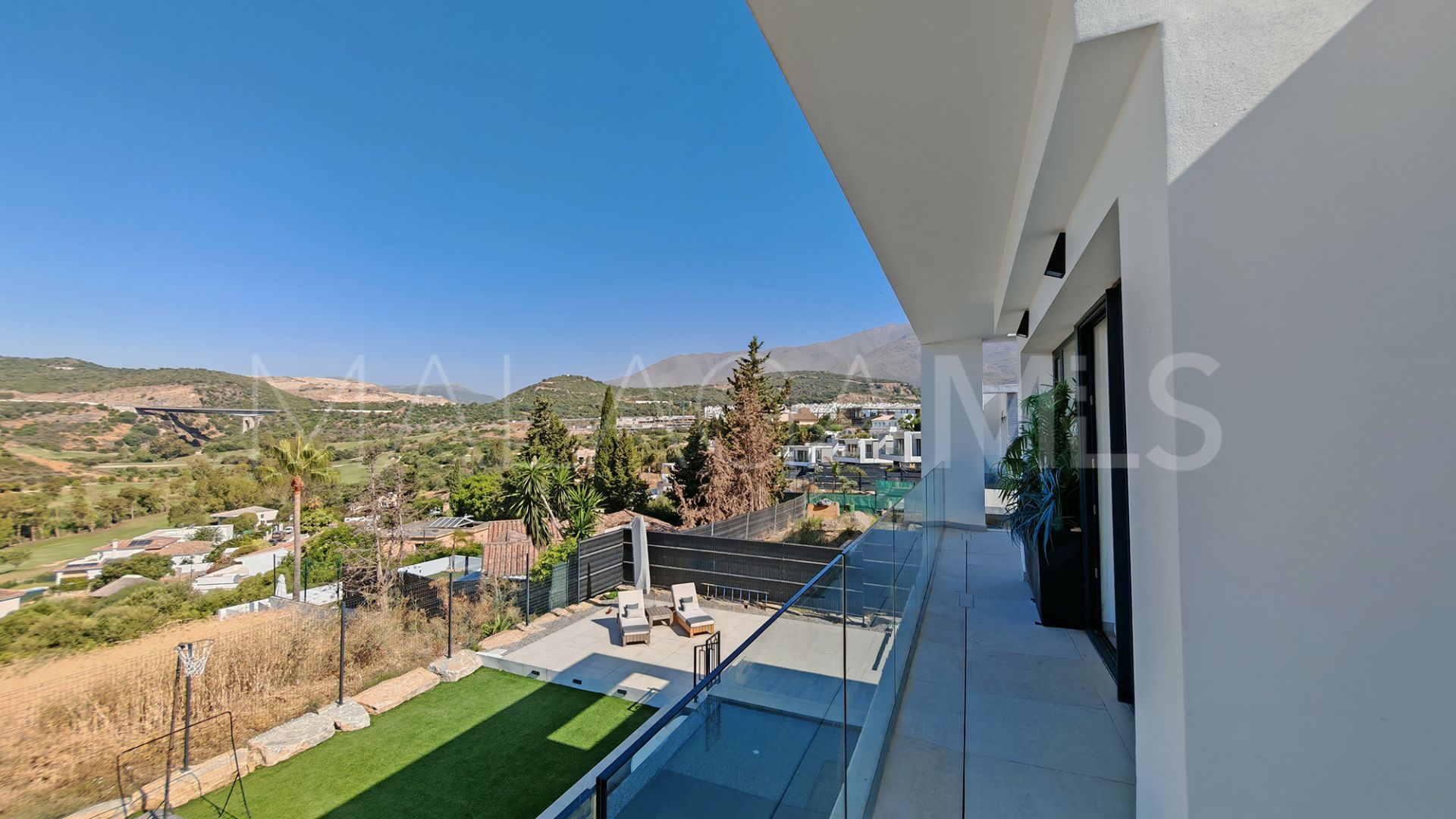 Villa for sale in Estepona with 5 bedrooms
