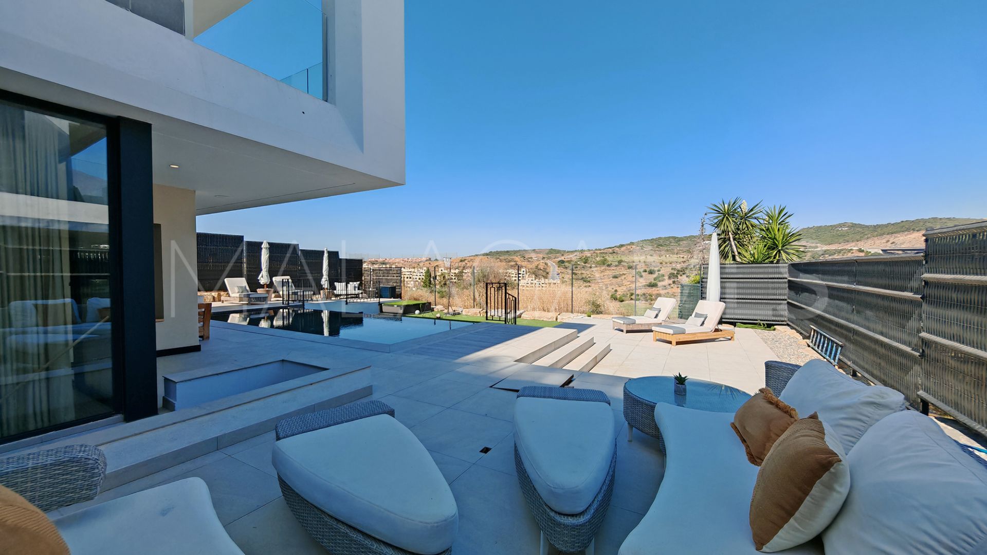 Villa for sale in Estepona with 5 bedrooms