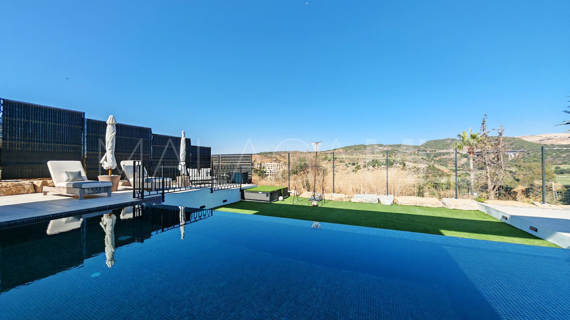 Villa for sale in Estepona with 5 bedrooms