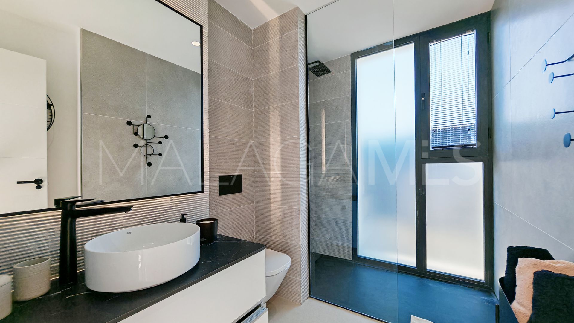 Villa for sale in Estepona with 5 bedrooms