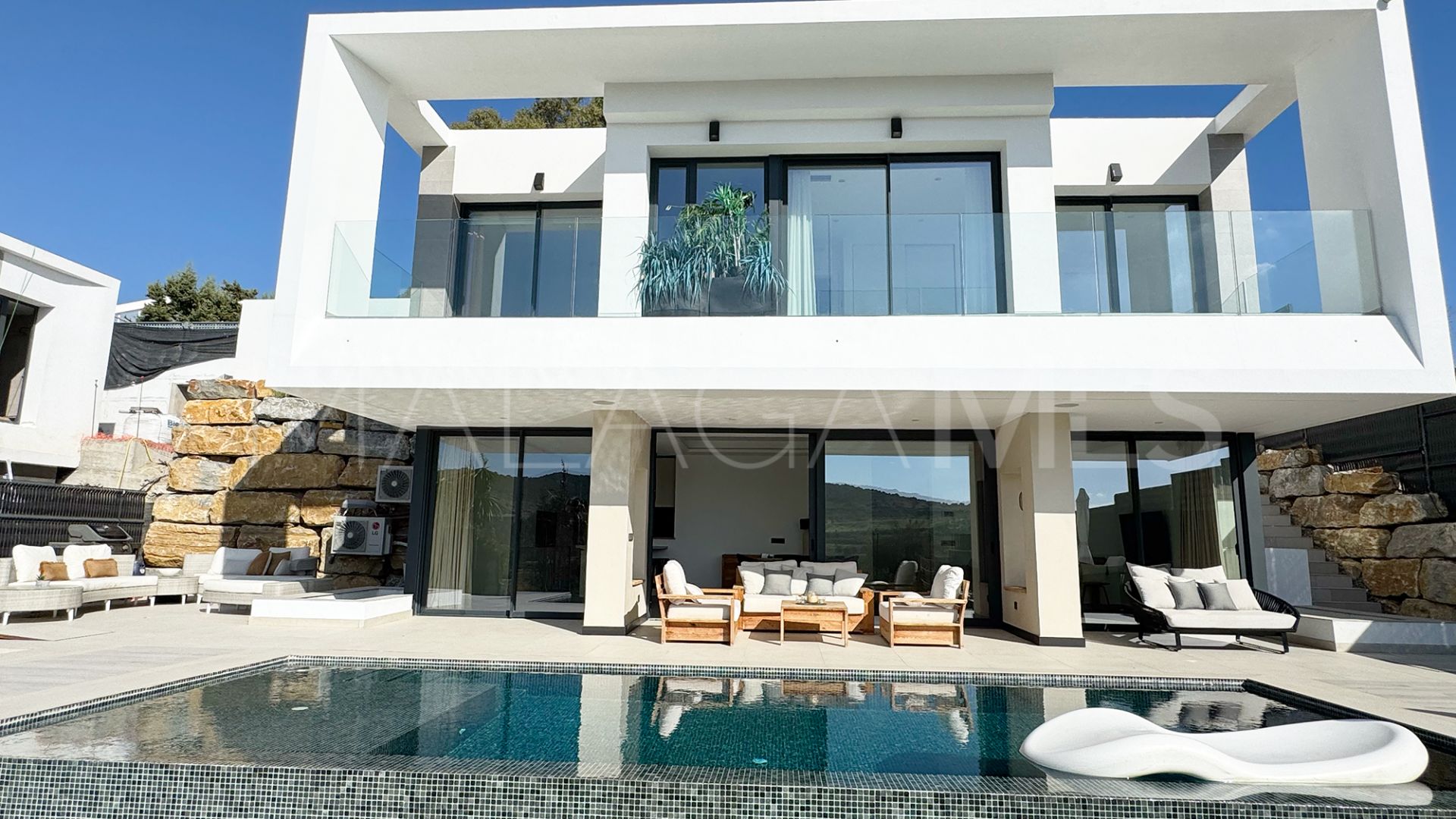 Villa for sale in Estepona