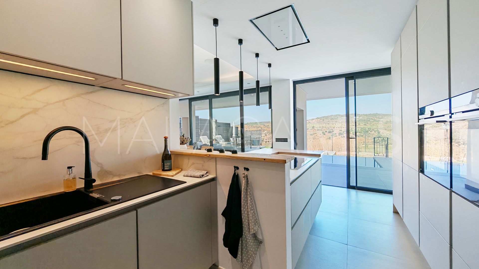 Villa for sale in Estepona with 5 bedrooms