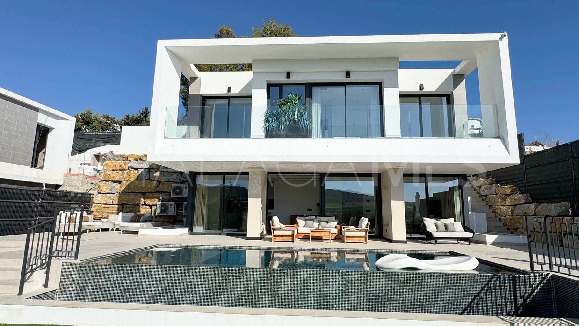 Villa for sale in Estepona