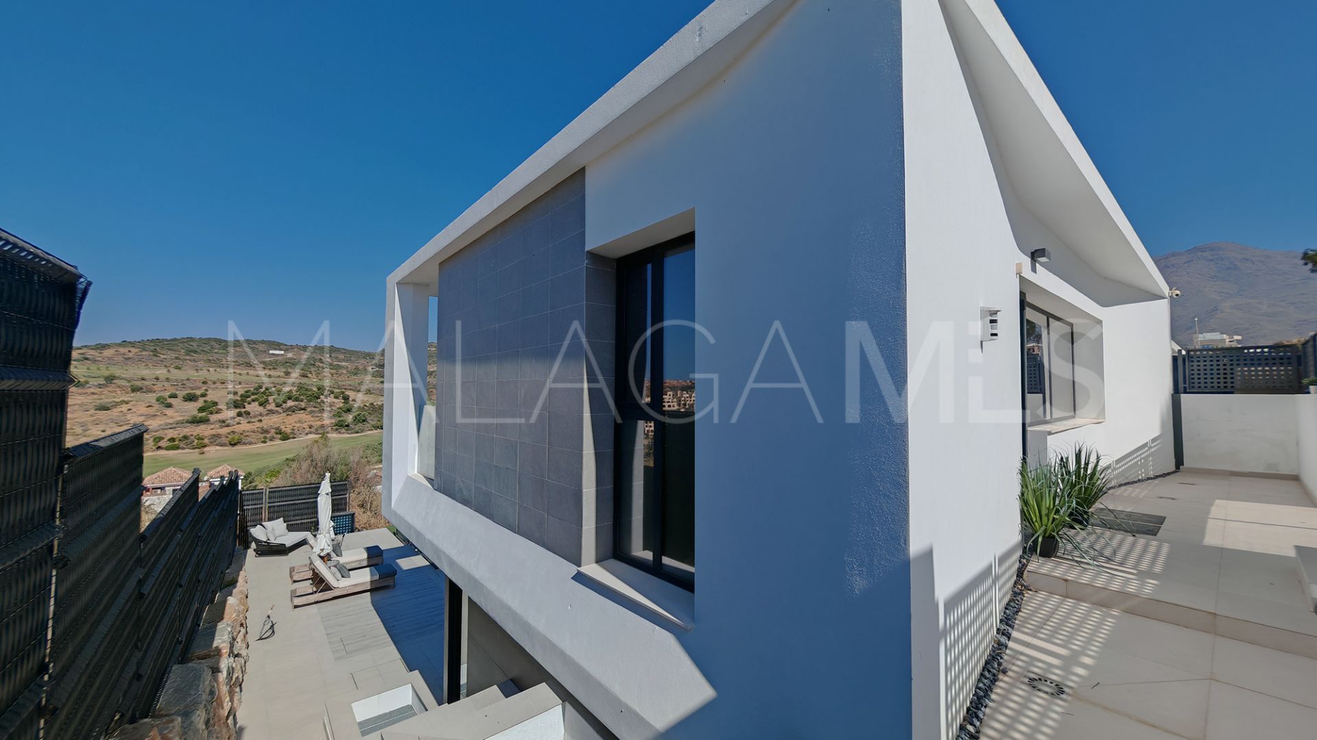 Villa for sale in Estepona with 5 bedrooms