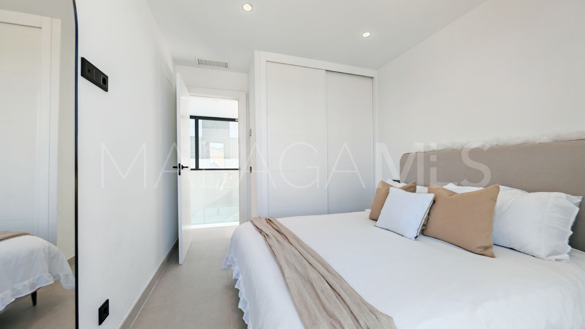 Villa for sale in Estepona with 5 bedrooms
