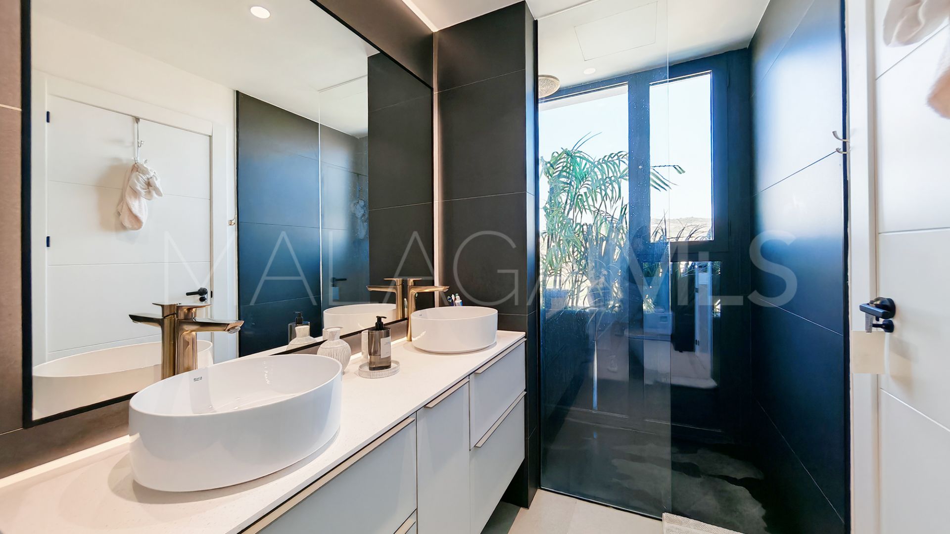 Villa for sale in Estepona with 5 bedrooms