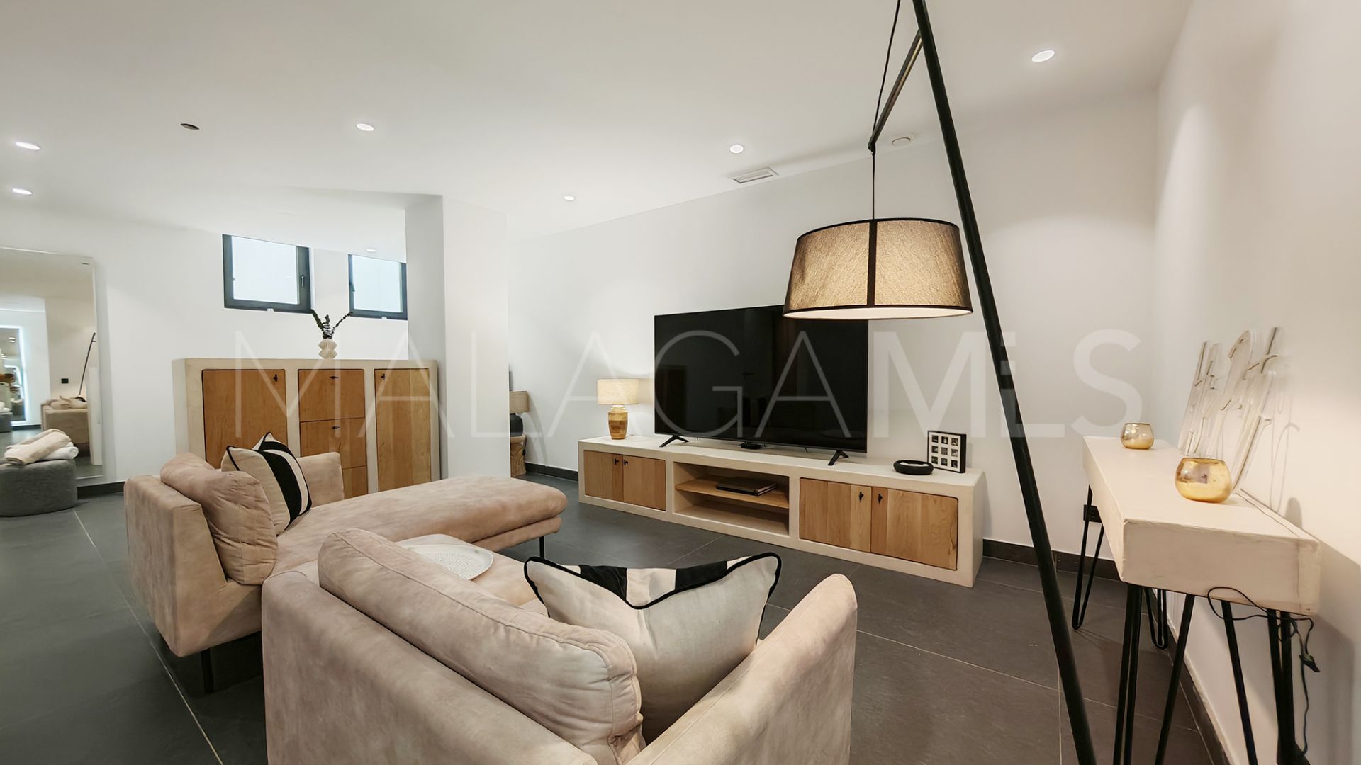 Villa for sale in Estepona with 5 bedrooms