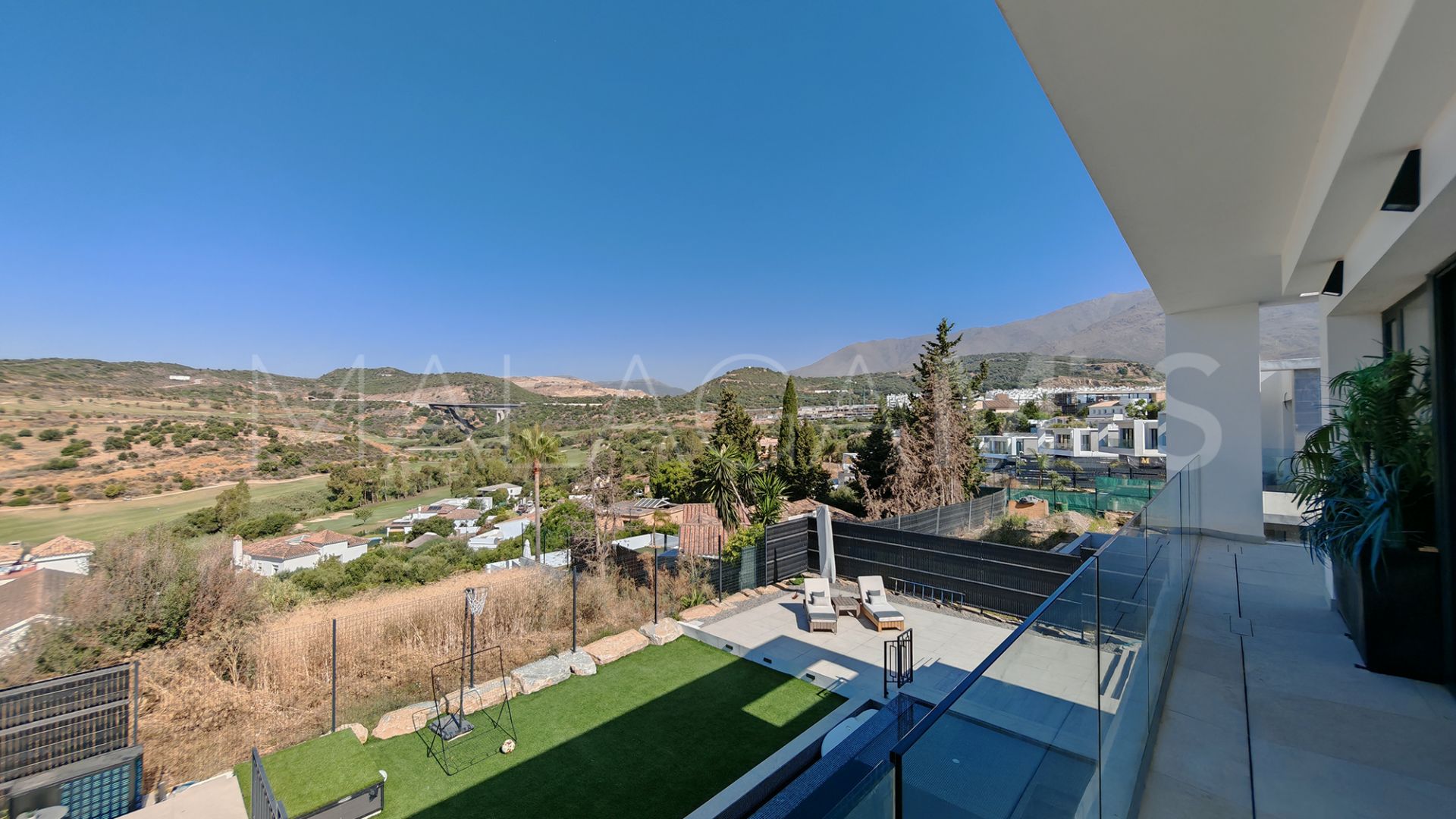 Villa for sale in Estepona with 5 bedrooms