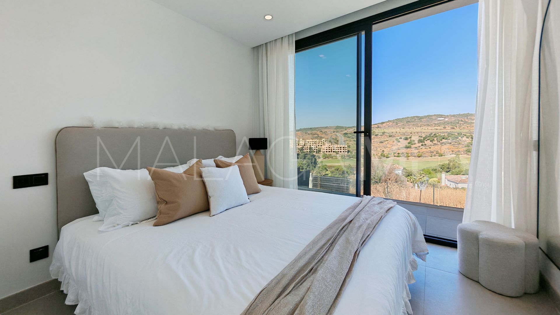 Villa for sale in Estepona with 5 bedrooms