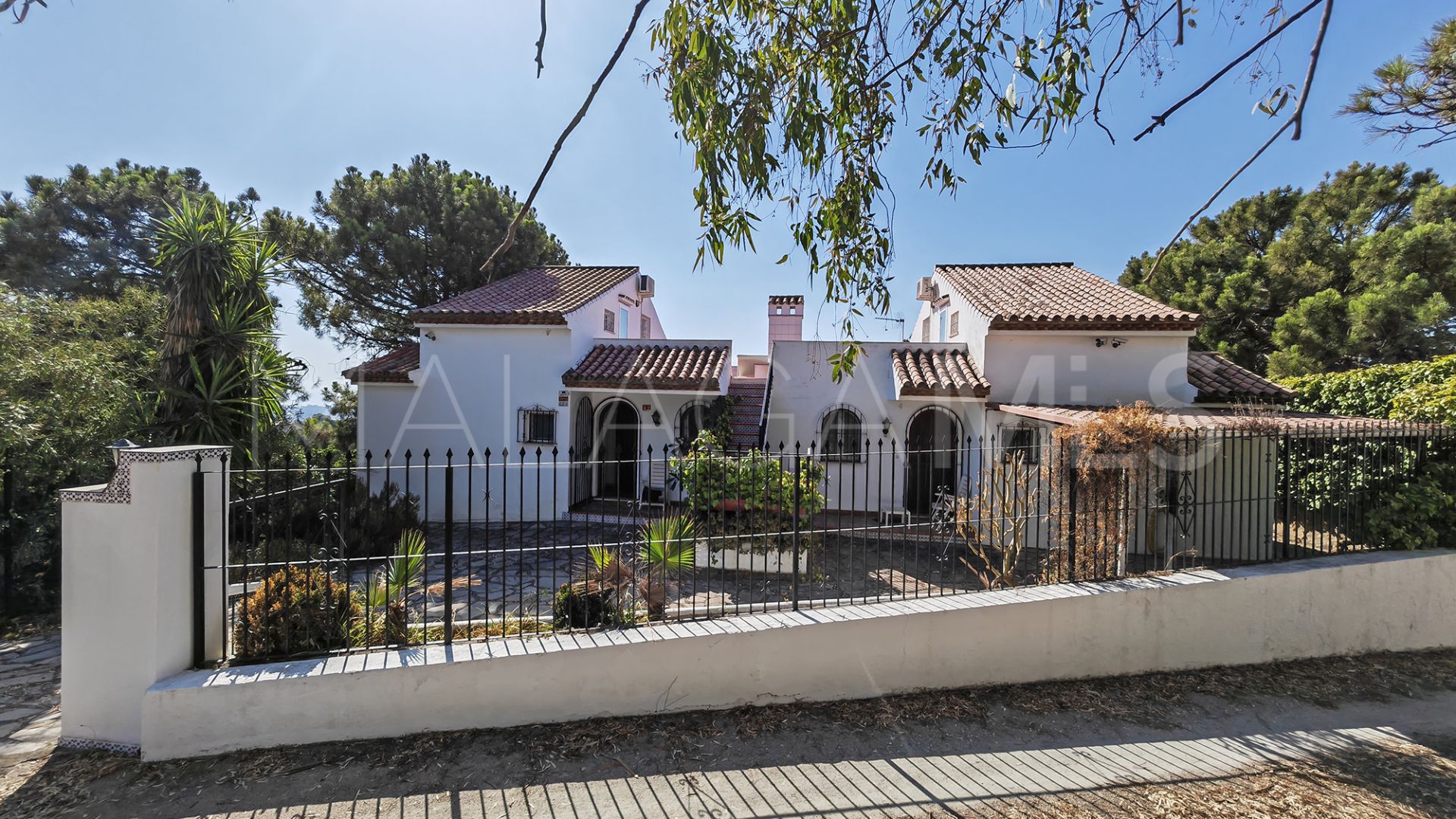 Villa for sale in Estepona