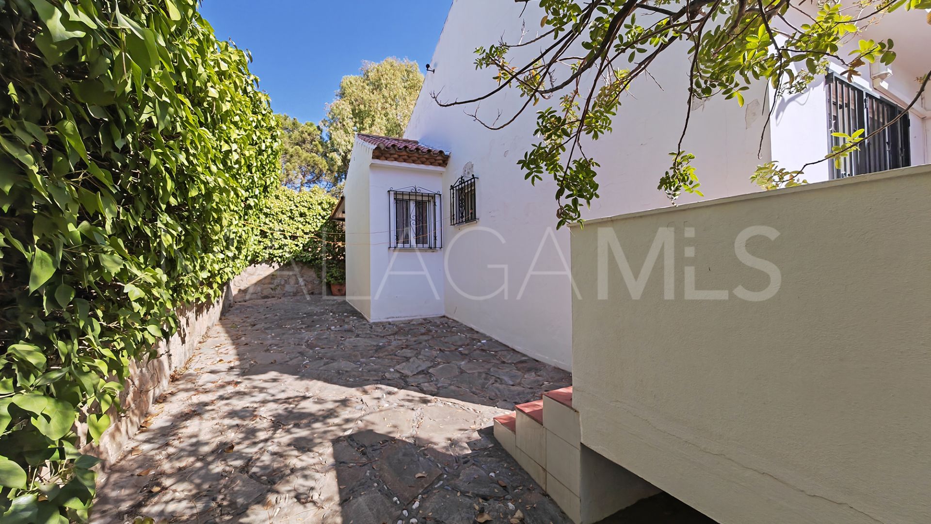 Villa for sale in Estepona