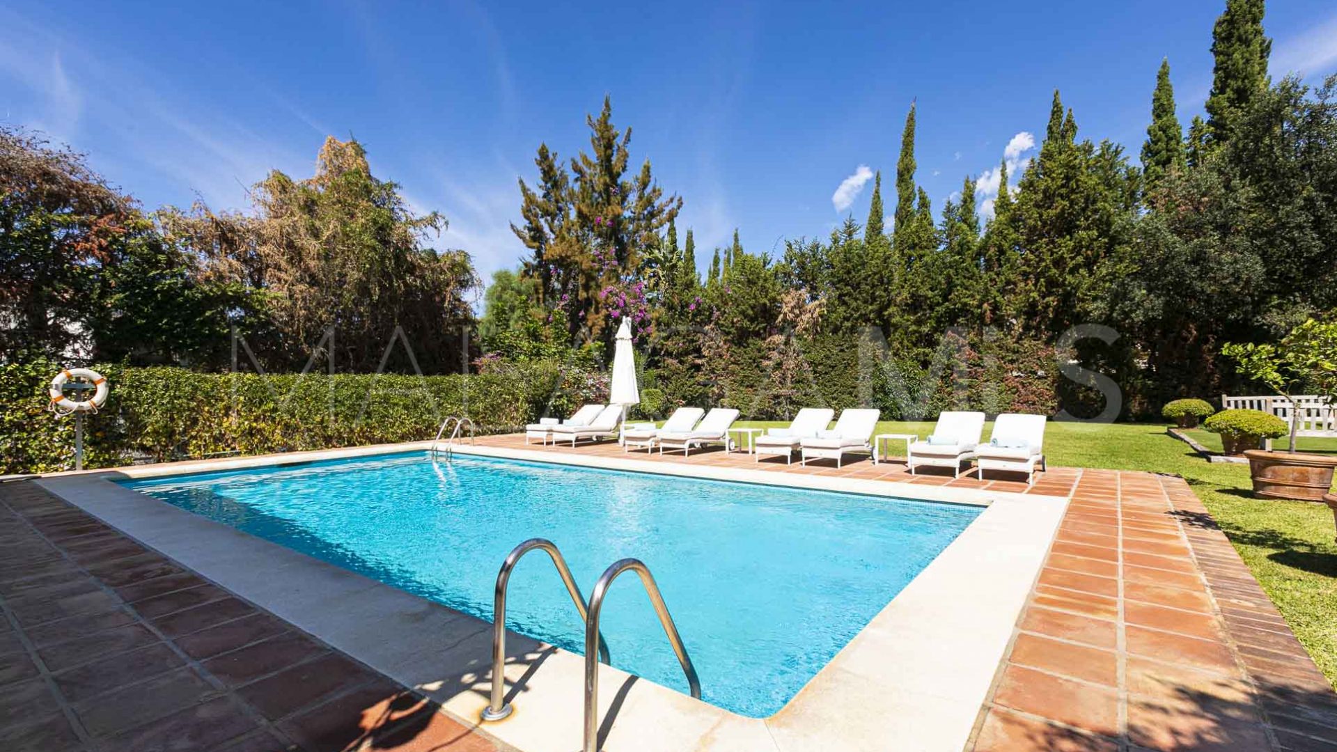 Villa for sale in Elviria