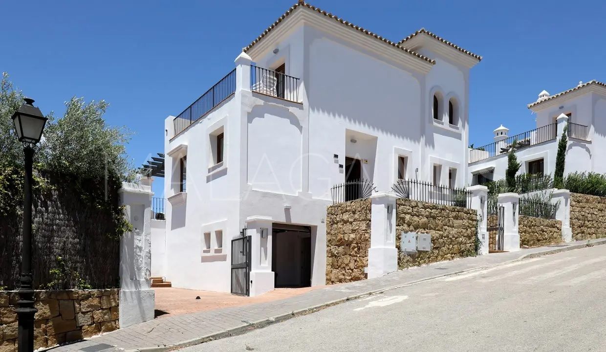 Villa for sale in Estepona