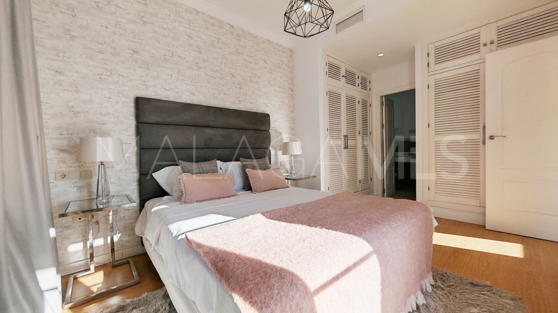 Villa for sale in Estepona