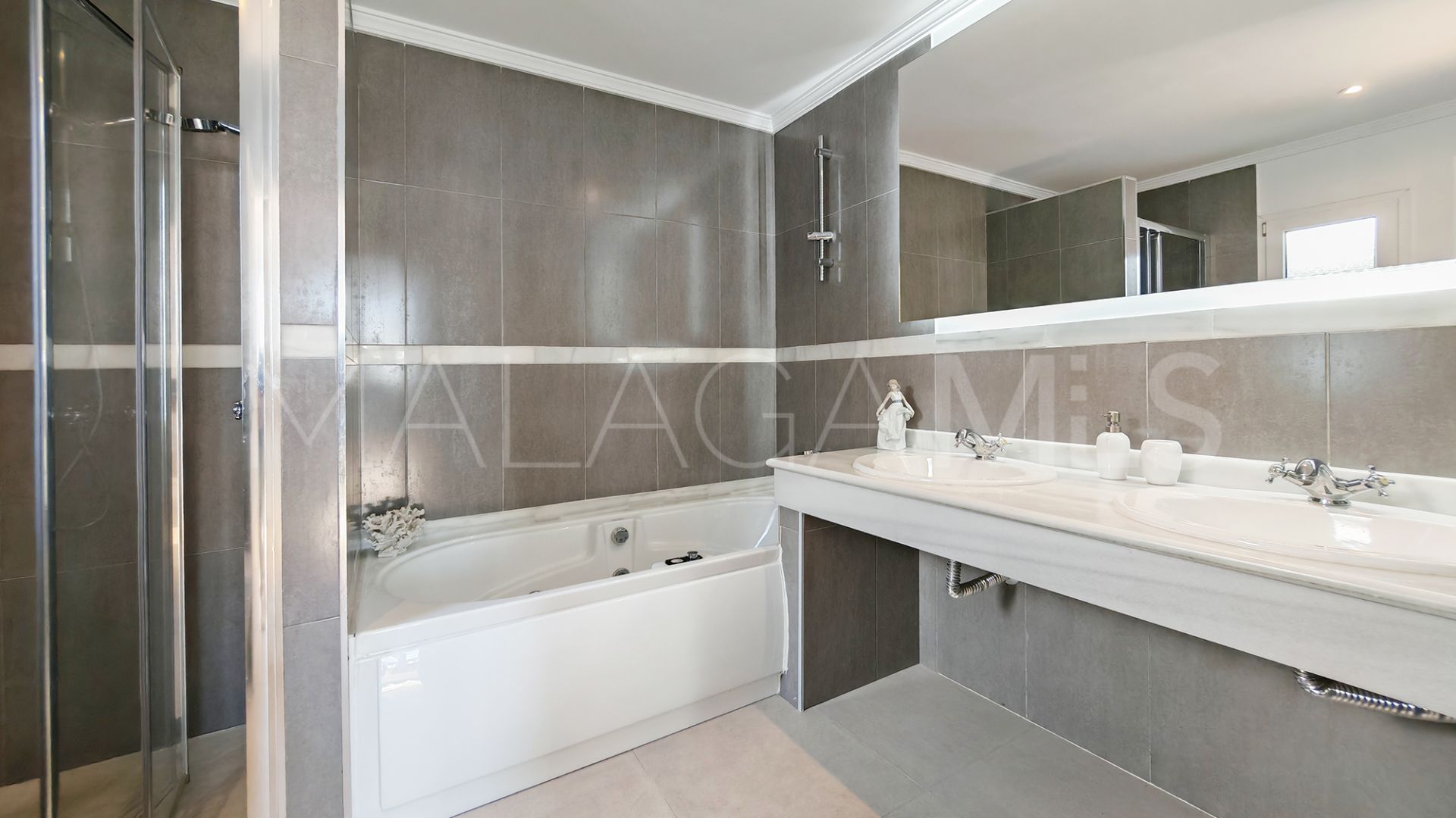 Villa for sale in Estepona