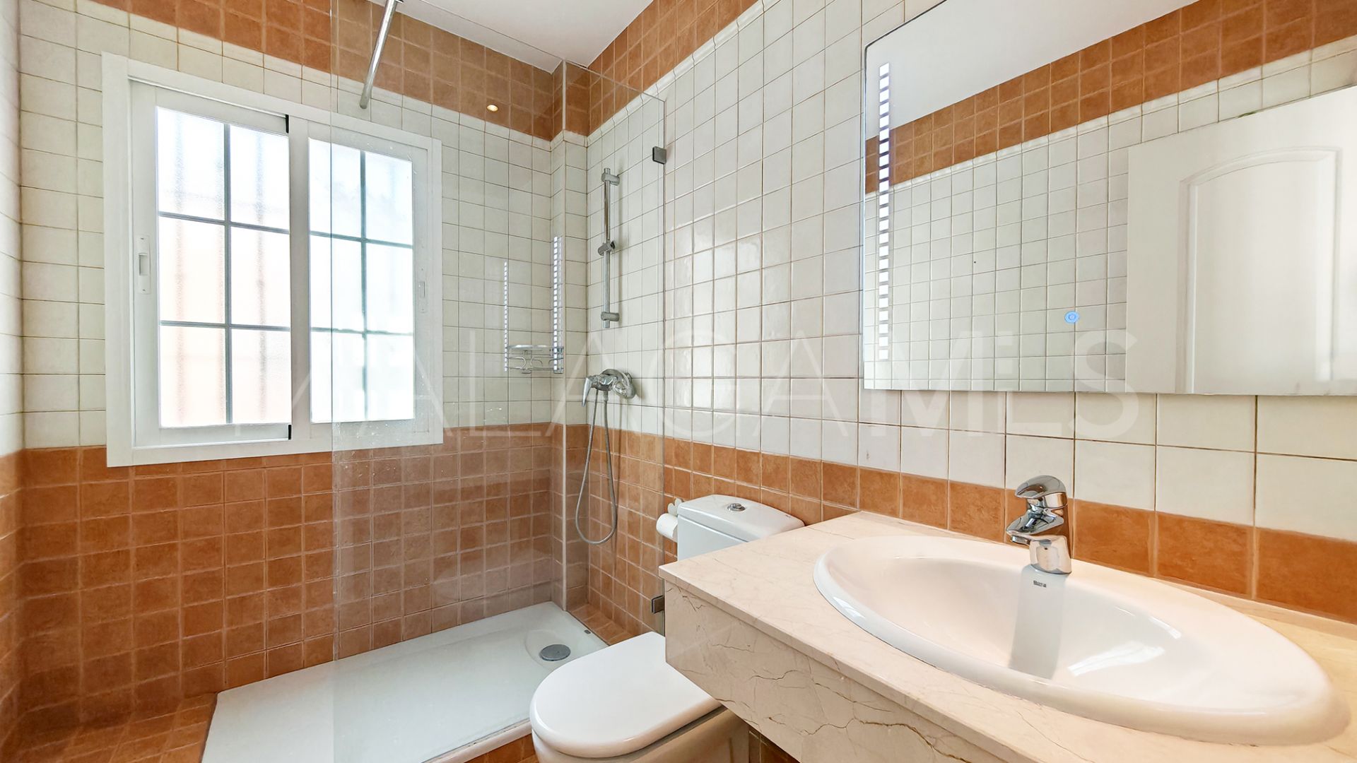 For sale 5 bedrooms house in Las Chapas