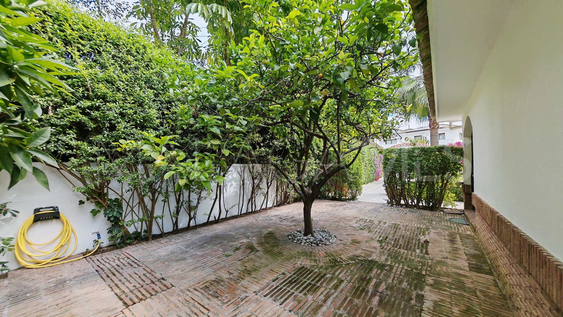 Villa for sale in Los Monteros
