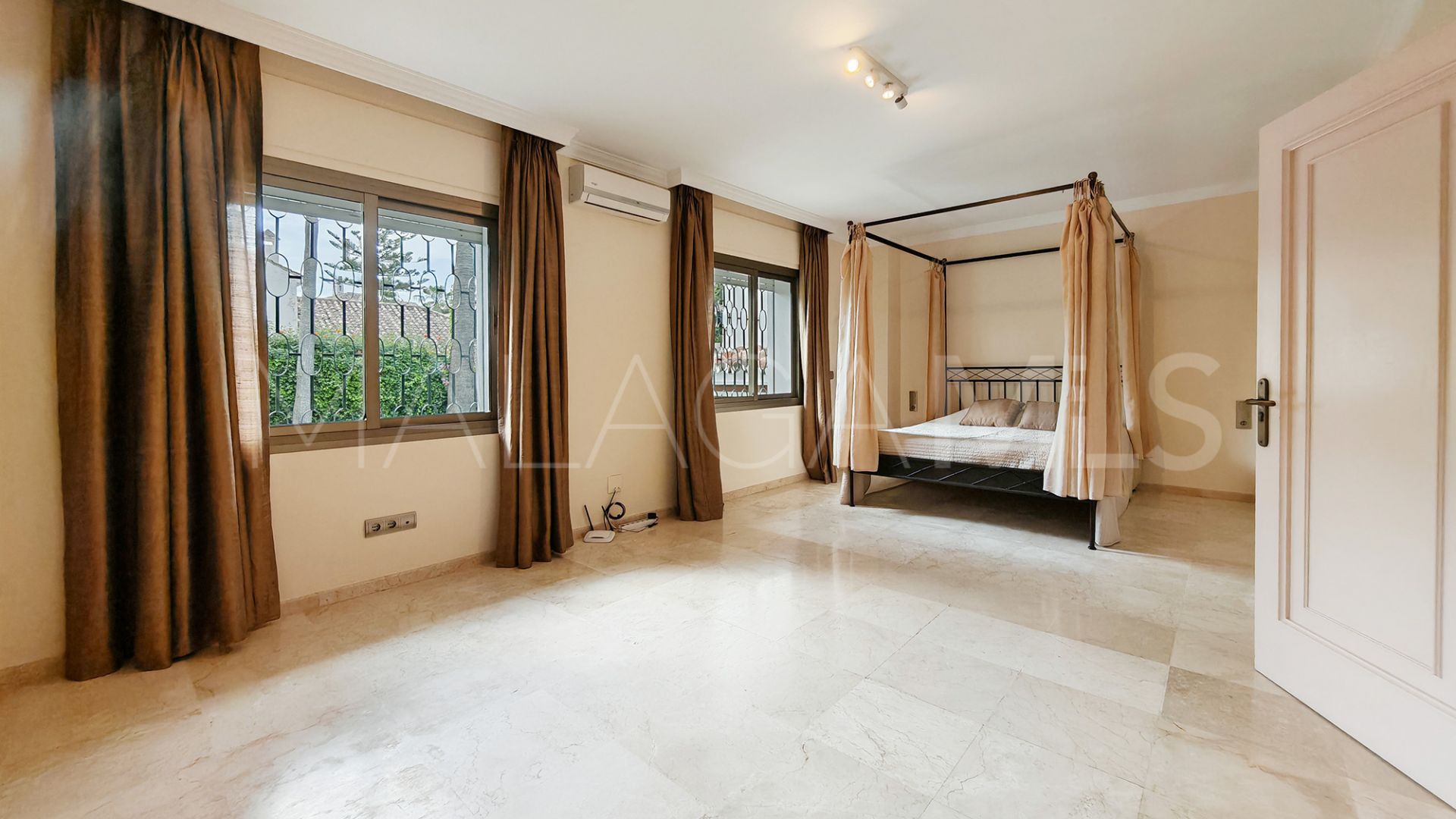 Villa for sale in Los Monteros