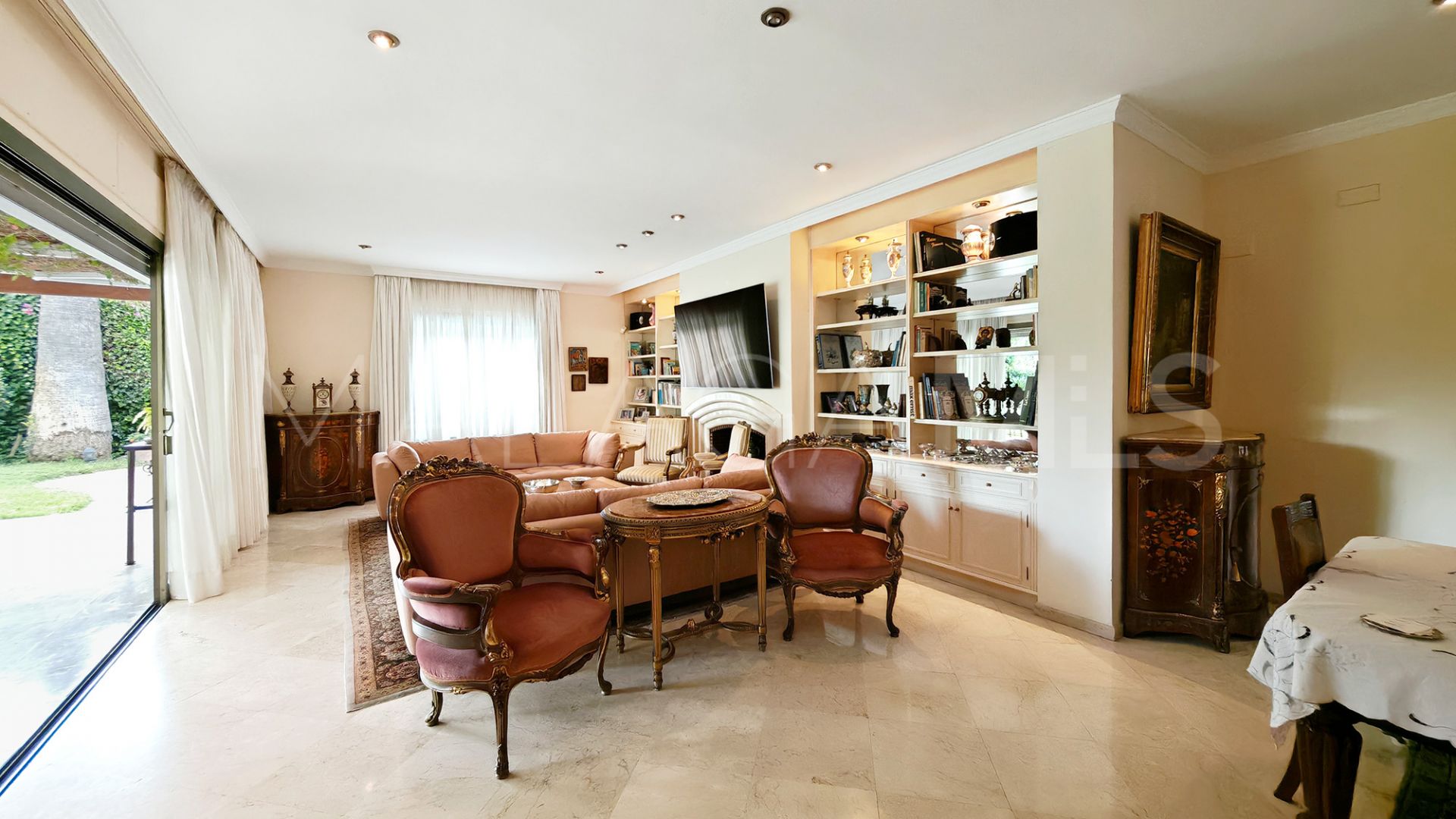 Villa for sale in Los Monteros