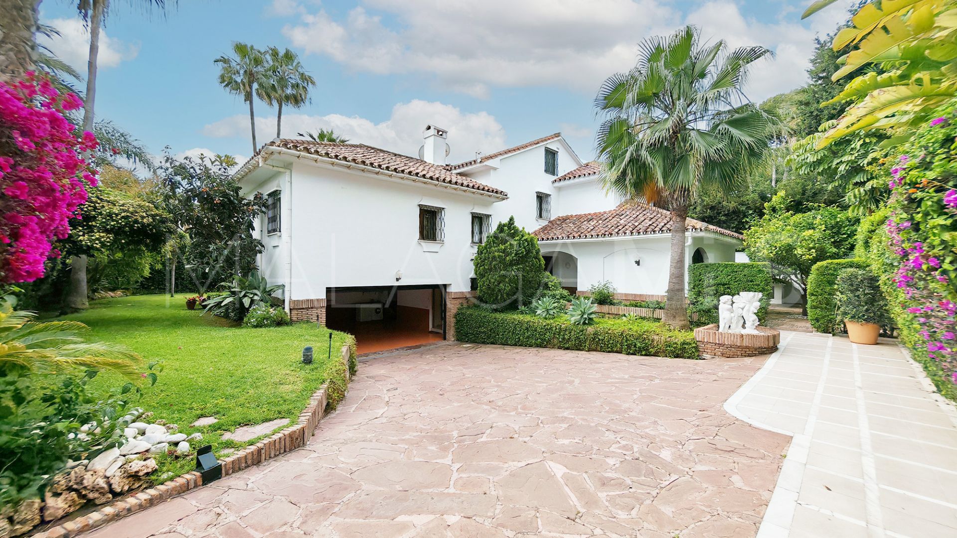 Villa for sale in Los Monteros