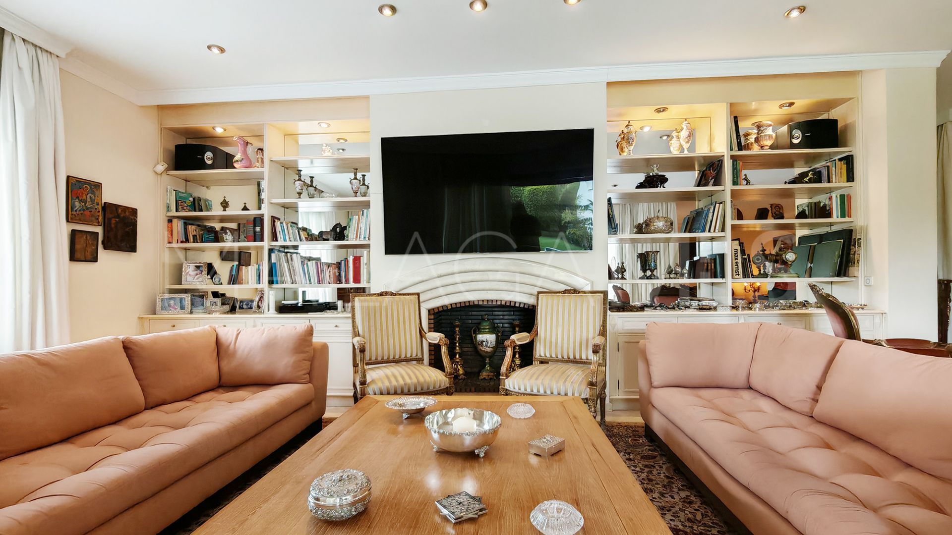 Villa for sale in Los Monteros