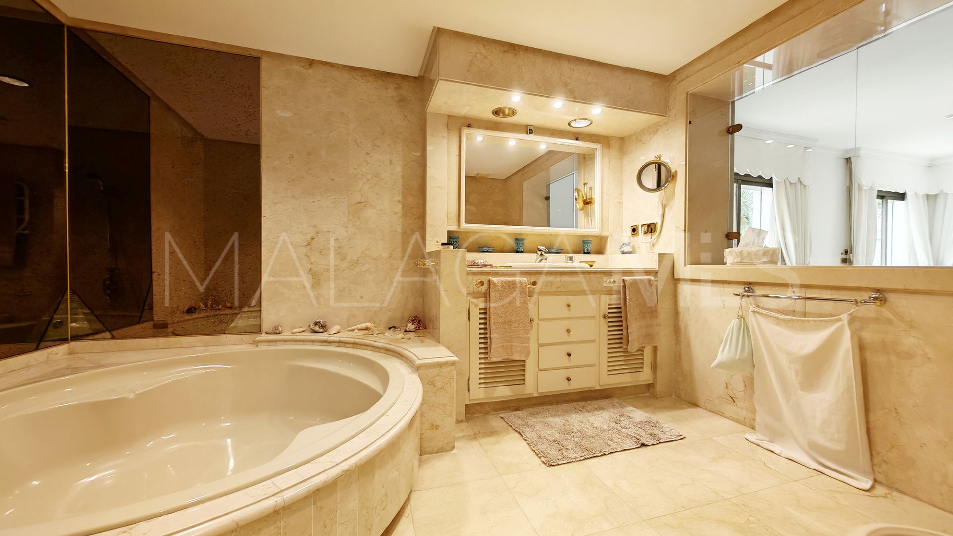 Villa for sale in Los Monteros