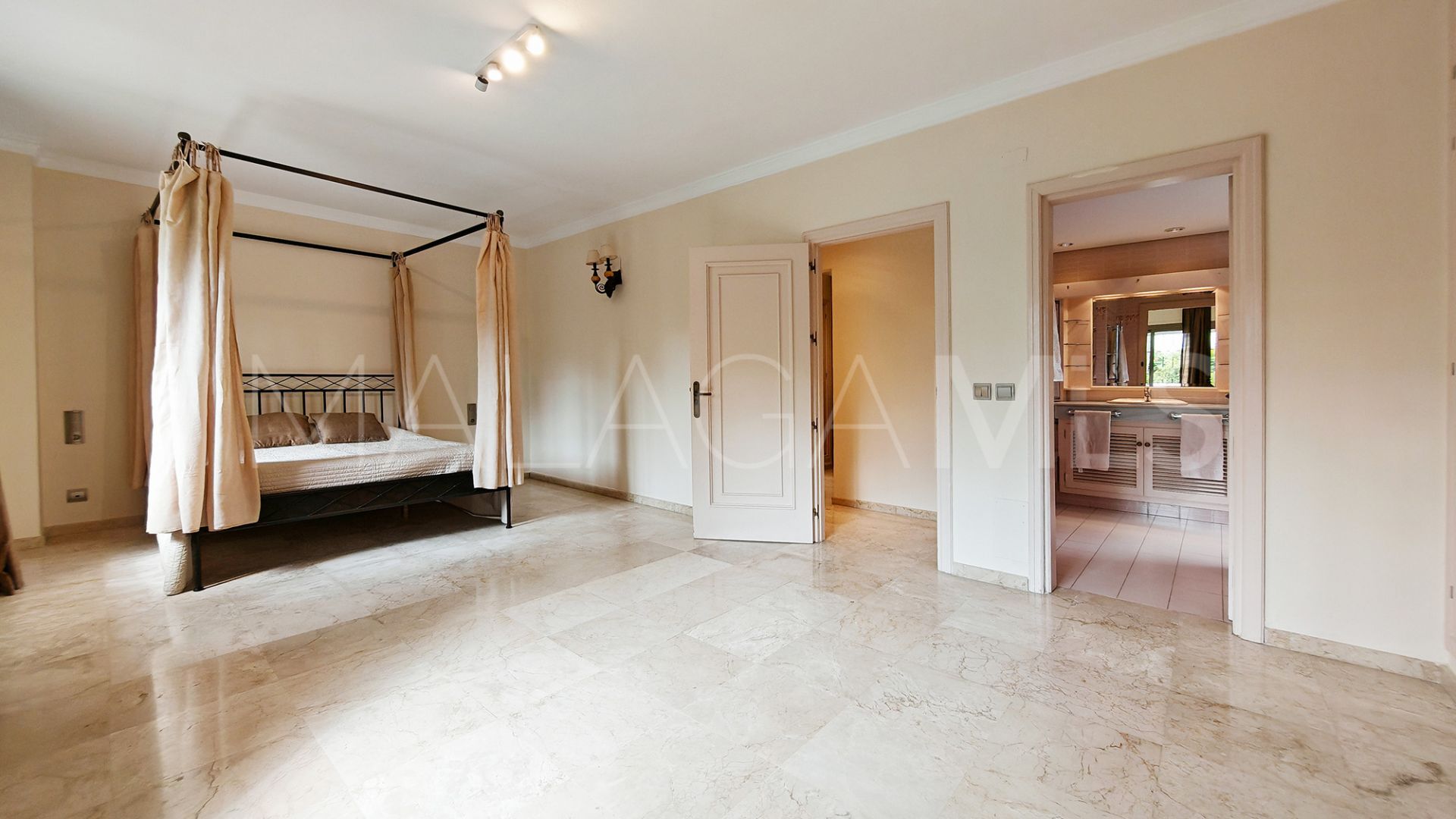 Villa for sale in Los Monteros