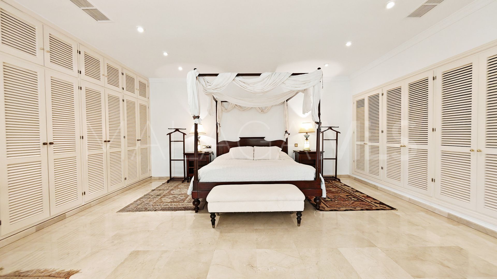 Villa for sale in Los Monteros