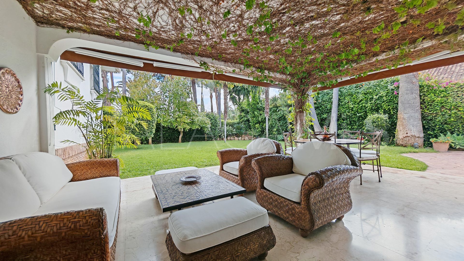 Villa for sale in Los Monteros