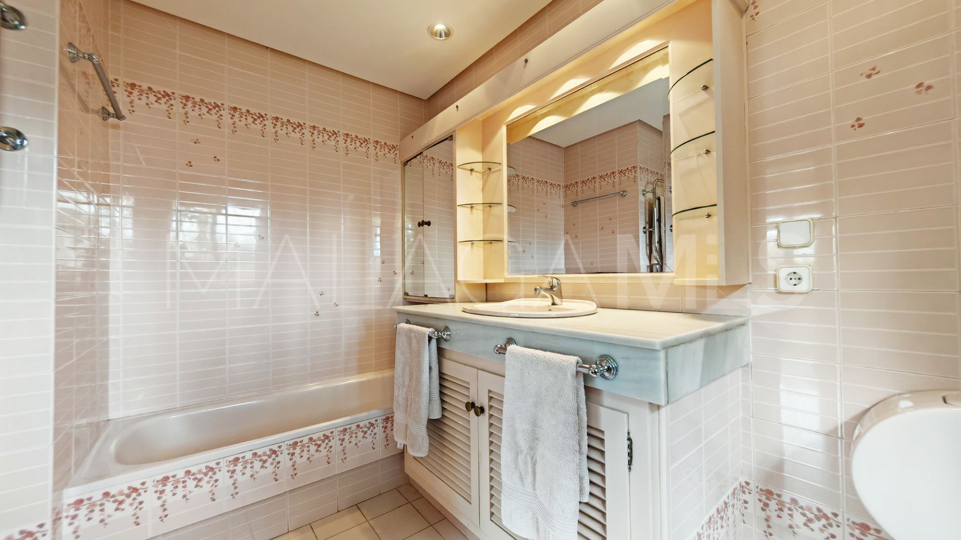 Villa for sale in Los Monteros