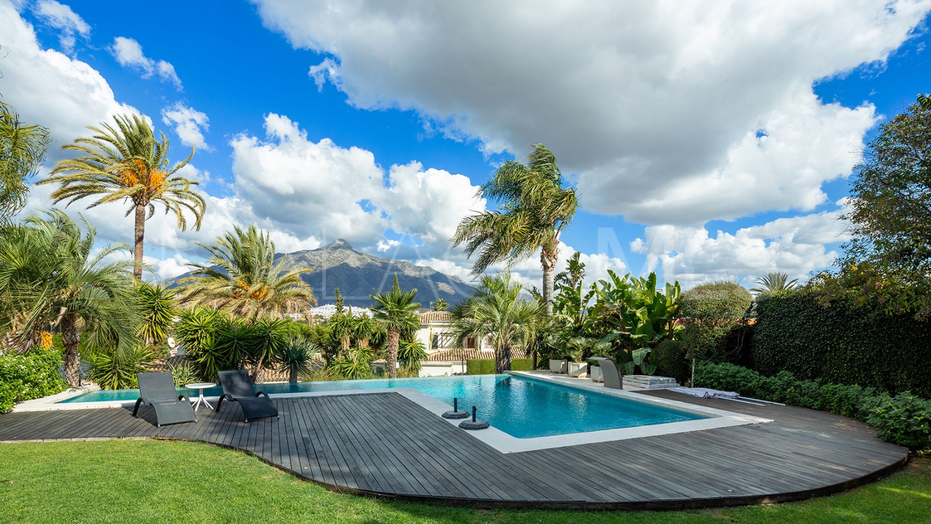 Villa for sale in Nueva Andalucia